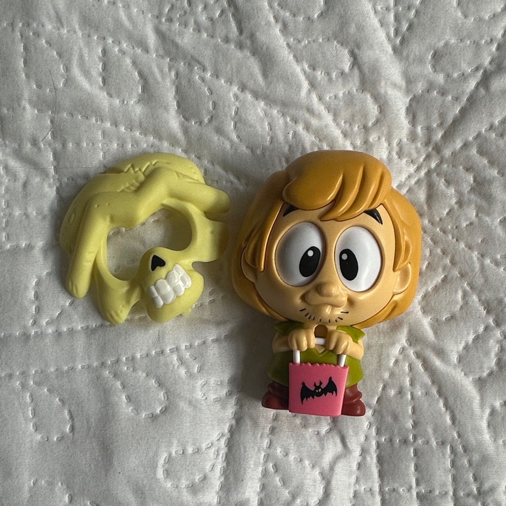 Shaggy Cartoon Character Toy with Skull Halloween Accessory